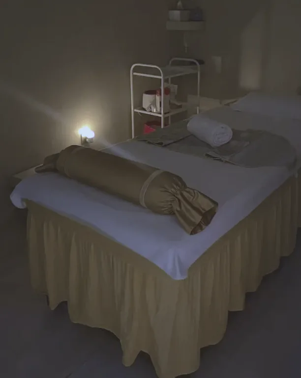 Cabine de massage intimiste du Spa Serenly, ambiance douce et feutrée