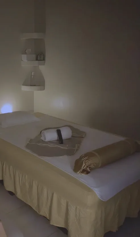 Cabine individuelle du Spa Serenly avec table de massage et éclairage tamisé