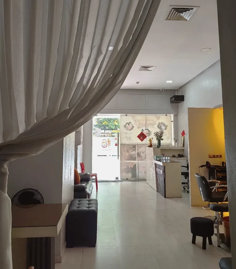 Espace d'attente du Spa Serenly, rideau clair et assises confortables